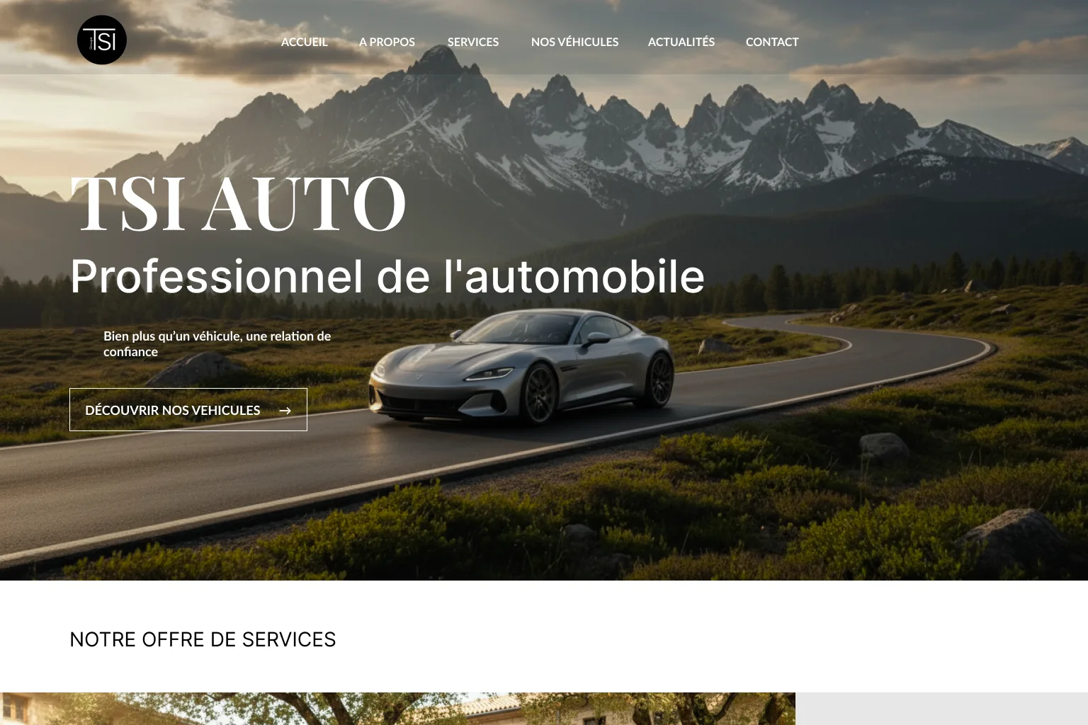 Page d'accueil du site : photographie pleine hauteur d'une voiture sur une route de montagne, logo rond, titre reprenant le nom de l'enseigne et un bouton « Découvrir nos véhicules ».