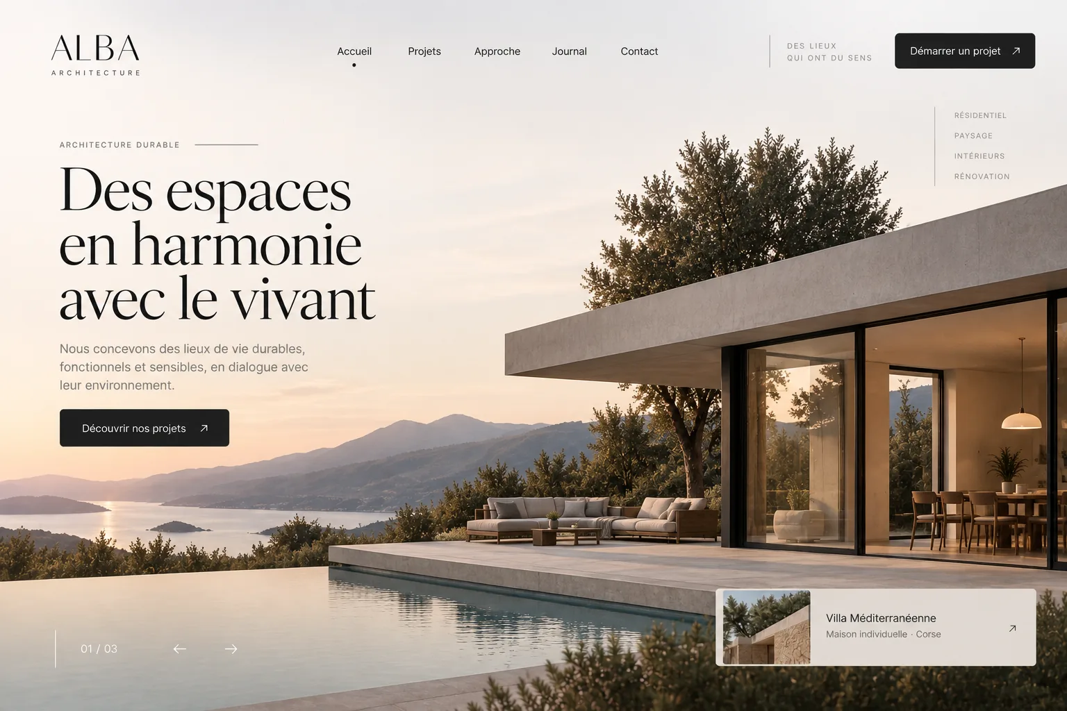 Page d'accueil d'un cabinet d'architecture : titre en serif sur fond clair, photographie pleine hauteur d'une villa avec piscine à débordement, carte de projet en superposition.