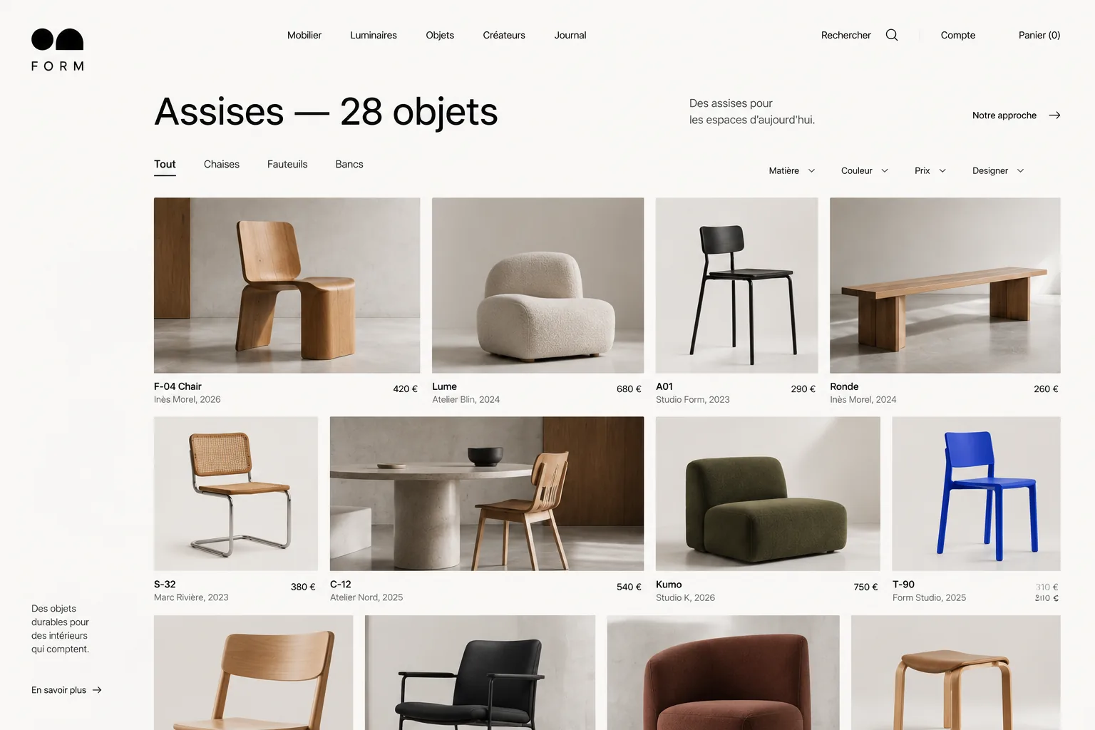 Page catalogue d'une marque de mobilier : titre « Assises — 28 objets », onglets de catégories, filtres, grille de photographies de chaises et fauteuils avec nom, créateur, année et prix.